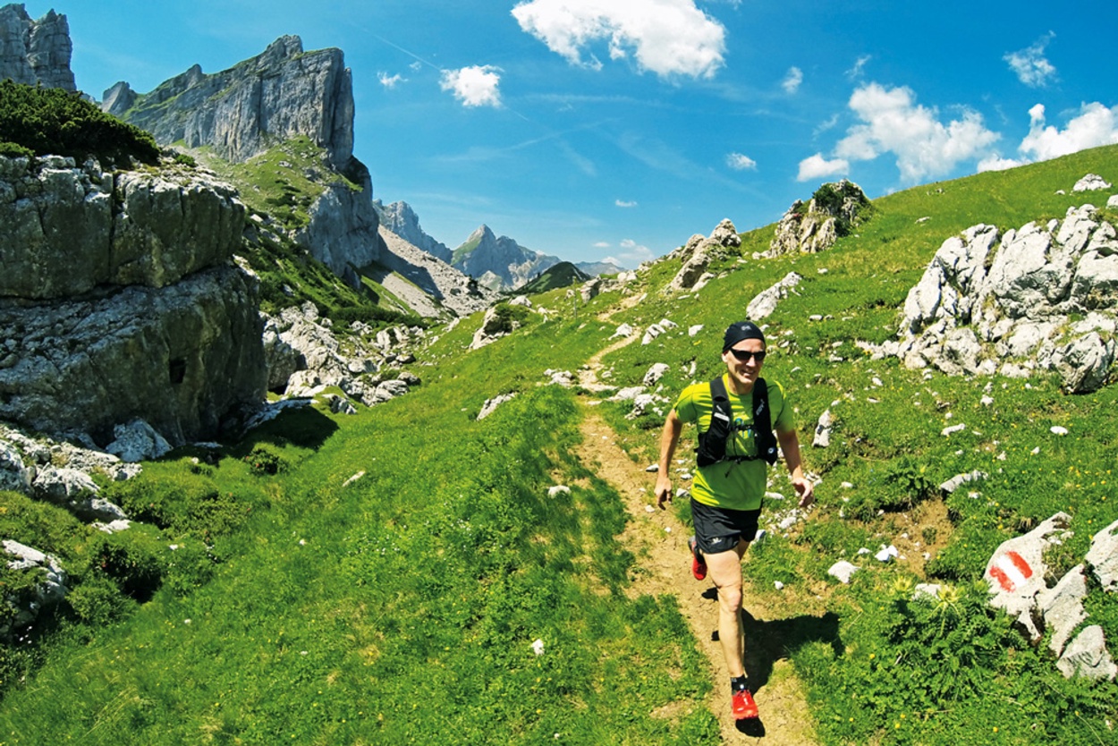Auf die Spitze getrieben - Trail entlang des Rofan-Hauptkamms, ganz im Hintergrund der Zacken der Hochiss. | Foto: Purucker/Reichart
