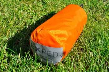 Kleines Packmaß, leichtes Gewicht, gute Isolation und hoher Komfort - Die Exped Synmat UL Thermoisomatte bekommt eine Kaufempfehlung. | Foto: Lucas Rhinow