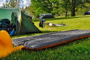 Bei der neuen Exped Synmat UL wird ein Pumpsack mitgliefert, der das Aufblasen komfortabler macht. | Foto: Lucas Rhinow