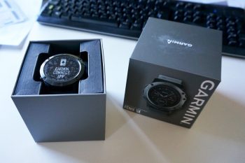 Die Verpackung ist bei der Fenix 5X so schön wie das Gehäuse - im Lieferumfang befindet sich lediglich ein USB-Ladekabel. | Foto: Arnold Zimprich