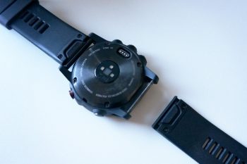 Das Armband der Garmin Fenix 5X l&auml;sst sich mit wenigen Handgriffen wechseln. | Foto: Arnold Zimprich