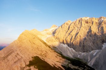 Das Schlauchkar mit Ödkarspitzen (rechts), Birkkarspitze (Pyramide über Schneefeld) und Hochalmspitze. | Foto: Andreas Ruech/Karwendelhaus