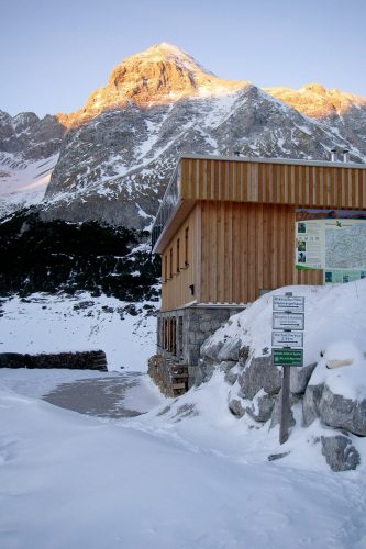 Rechts geht's zum Schlauchkar: Winterraum des Karwendelhauses mit Grabenkarspitze. | Foto: Arnold Zimprich