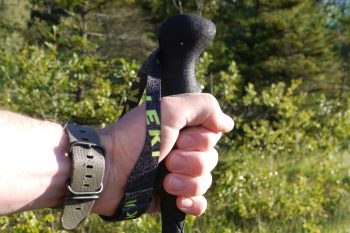 Die Griffschlaufe des Leki Micro RCM lässt sich per Klett schnell verstellen. | Foto: Sebastian Krejci