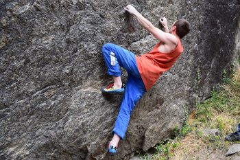 Martin Tekles war mit dem Scarpa Chimera auch draußen beim Bouldern. | Foto: Martin Tekles
