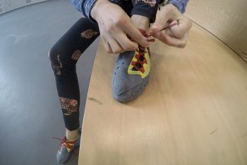 Als Weiterentwicklung des bekannten Scarpa Drago Kletterschuhs sind die Erwartungen zum Chimera hoch. | Foto: Chiara Hanke