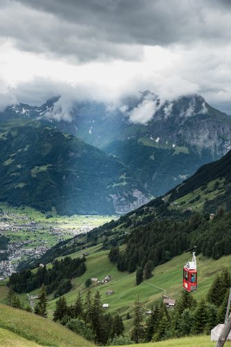 Für einen Moment reißt die Wolkendecke auf und ein mächtiger Sonnenstrahl fällt auf den Urner Talboden. | Foto: Marco Peter