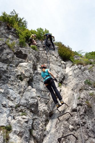 Am zweiten Tag des Alpincamps gabs zahlreiche Einheiten zu Standplatzbau, Nachsichern und Abseilen. | Foto: Christoph Dirnberger