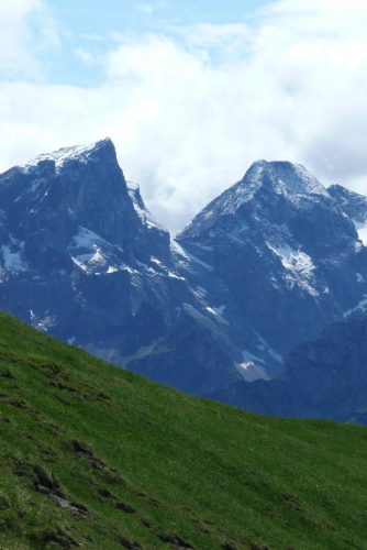 Von Norden zeigen sich Östliche Karwendelspitze (links) und Vogelkarspitze als mächtiges Bollwerk. | Foto: Arnold Zimprich