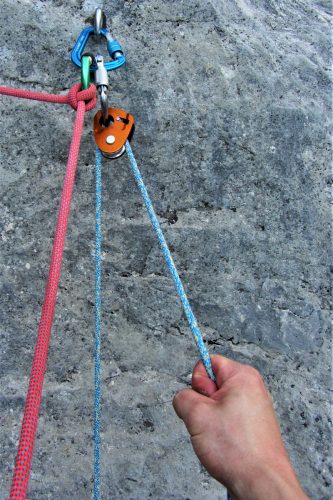 Das Nachziehen mit bloßen Händen funktioniert mit der Rapline nur sehr eingeschränkt bei einem leichten Materialrucksack und einem Gelände, in dem der Rucksack nicht zu stark an der Wand reibt. | Foto: Benedikt Hirschmann