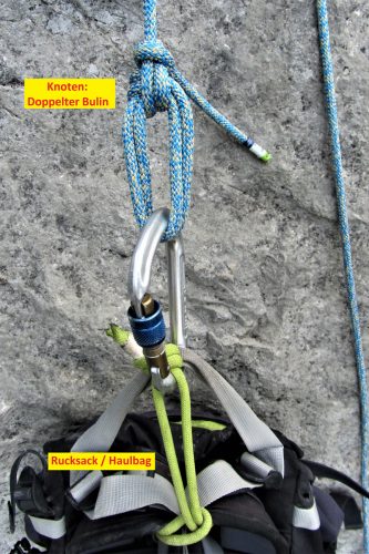 Zur Befestigung der Rapline am Rucksack verwendet man am besten den doppelten Bulin anstatt eines Sackstichs oder eines Achterknotens - der Bulin zieht sich nicht so fest wie andere Knoten und lässt sich leichter wieder lösen. | Foto: Benedikt Hirschmann