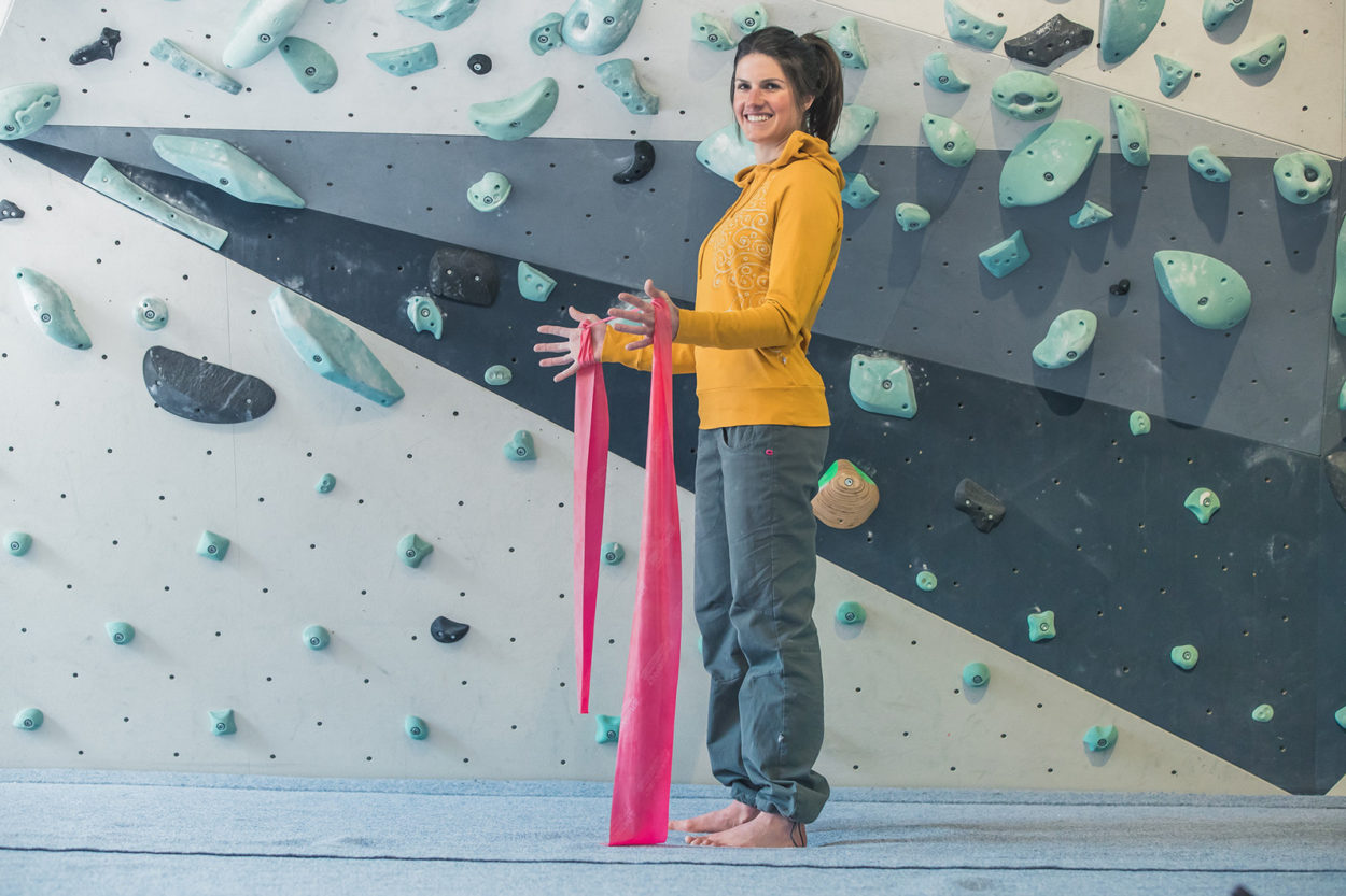 Kletterin mit Thera-Band beim Ausgleichstraining