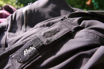 Der Hinweis auf die Dermizax-Membran ist bei meiner Bergans-Bekleidung sehr dezent eingestickt. | Foto: Judith Hackinger