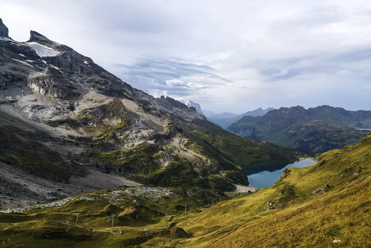 Beim Anstieg begeistert immer wieder der Blick hinunter auf die Engstlenalp und den Engstlensee. | Foto: Marco Peter