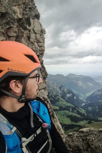Auf einem kleinen Felsvorsprung mitten in der Wand kann man sich hinsetzen wie auf eine Parkbank. Der Blick reicht bei guter Sicht bis weit in die Ferne. | Foto: Marco Peter