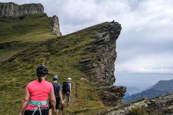 Auf dem Weg zum Graustock: Zum gro&szlig;en Teil f&uuml;hrt der Weg am Felskamm entlang, rechts von uns f&auml;llt das Gel&auml;nde steil ab. | Foto: Marco Peter
