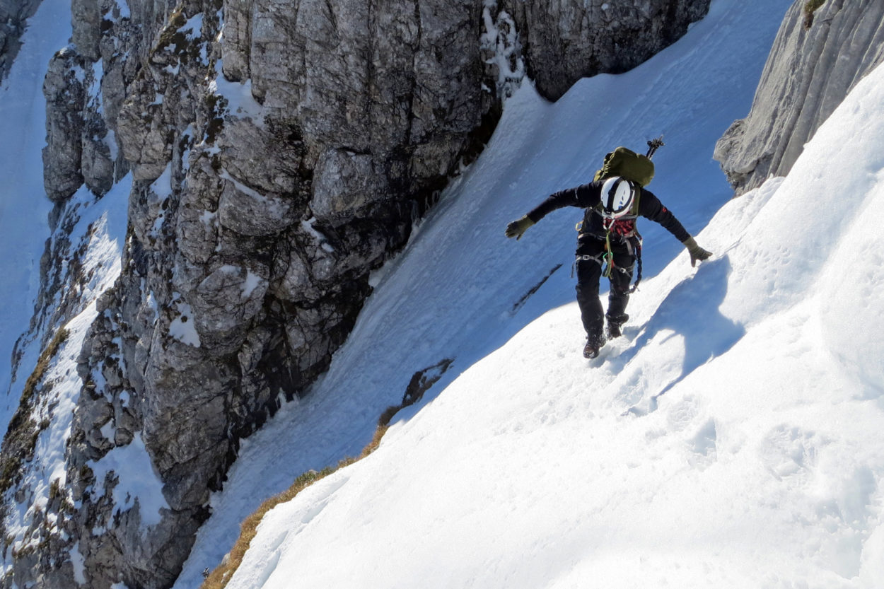 Die Querg&auml;nge im Alpspitz-Klettersteig erfordern eine sichere Lawinenlage. | Foto: Ben Weiler