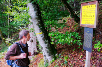 Auf der Wandertour kommt man an geschichtsträchtigen Orten - wie dem Standort des ehemaligen Zollhauses - vorbei. | Foto: Sabine Dettling