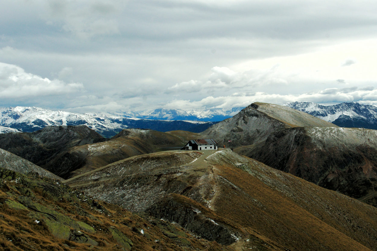 Auf einem Aussichtsbalkon erbaut: Die Kuhleitenhütte. | Foto: Sabine Dettling