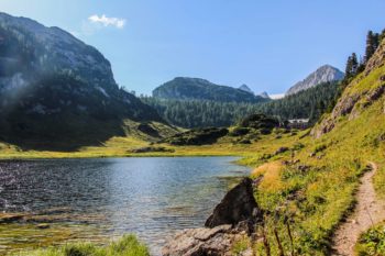 Der Funtensee ist im Winter Deutschlands Tiefkühltruhe. Im Sommer lässt es sich am Kärlinger Haus aber sehr gut aushalten. | Foto: Renate Steinacher und Christoph Werntgen