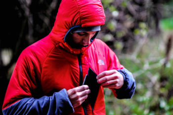 Das Einschubfach bietet z.B. Platz für große Smartphones. | Foto: Outdoor Film Crew/Michael Bayreder