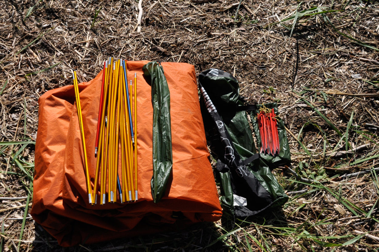 Um das Zelt samt Gestänge und Heringen in den Packsack zu bekommen. | Foto: Lucas Rhinow