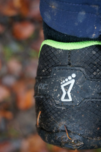 inov-8 hat beim Bare XF 210 auf die Gewichtsbremse gedrückt - zu den absoluten Leichtgewichten gehört er allerdings nicht. | Foto: Arnold Zimprich