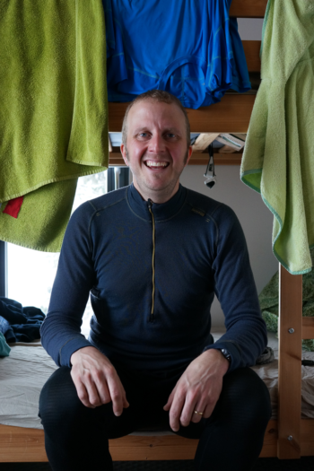 Entspannt auf der Hütte: Das Wool Mesh Half Zip-Neck eignet sich auch perfekt als Hüttenoutfit. | Foto: Arnold Zimprich