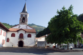 Euskal Herria - ein hübscher Baskenort reiht sich an den anderen. | Foto: Arnold Zimprich