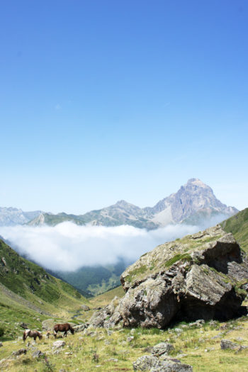 Noch streckt sich der Pic du Midi d'Ossau in einen wolkenlosen Himmel - am Abend wird er im Nebel verschwinden. | Foto: Arnold Zimprich