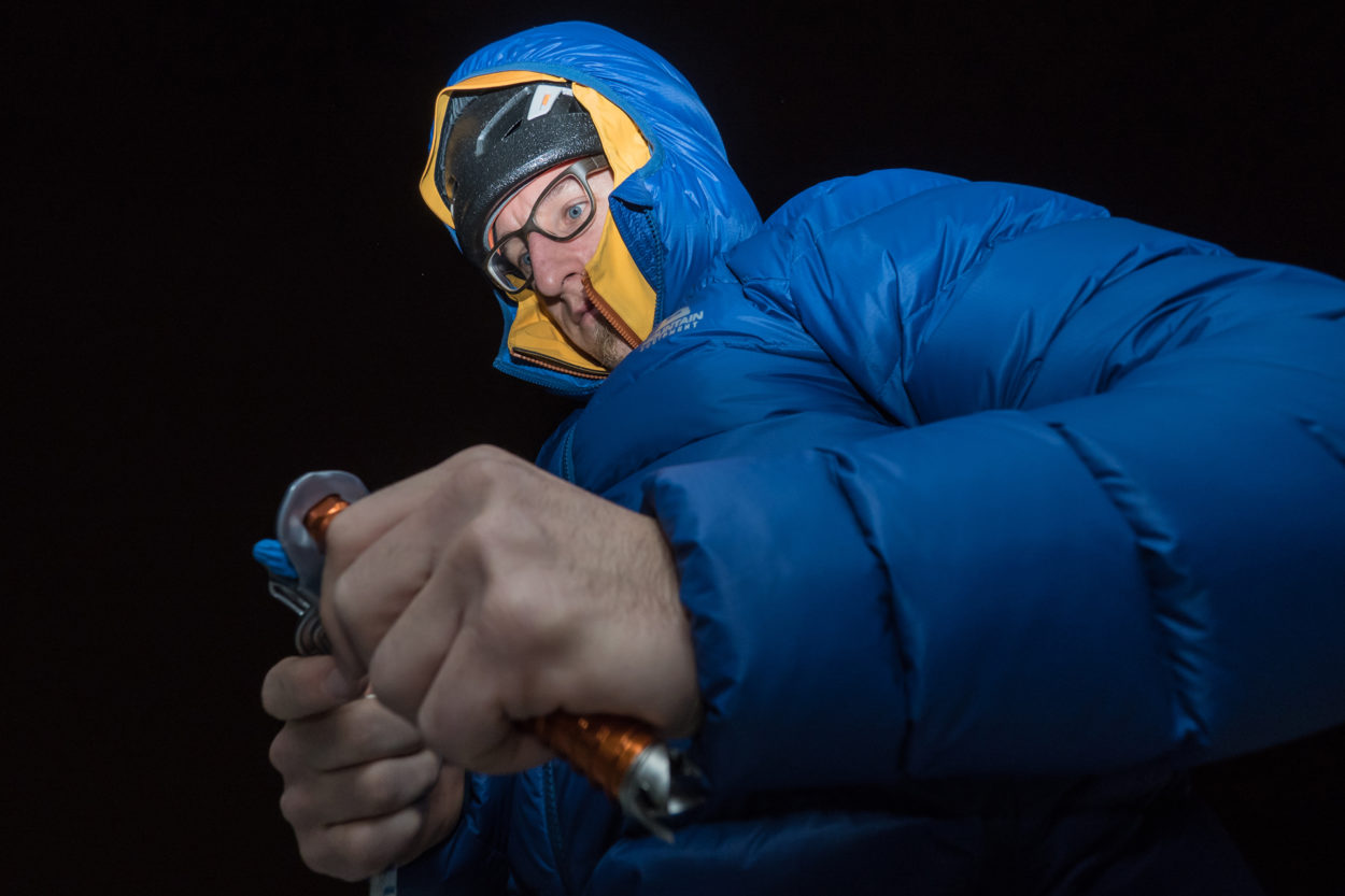 Beim frühmorgendlichen Start in den Bergen wärmt die Jacke - und die Kapuze passt auch noch über den Helm. | Foto: Franz Mösbauer