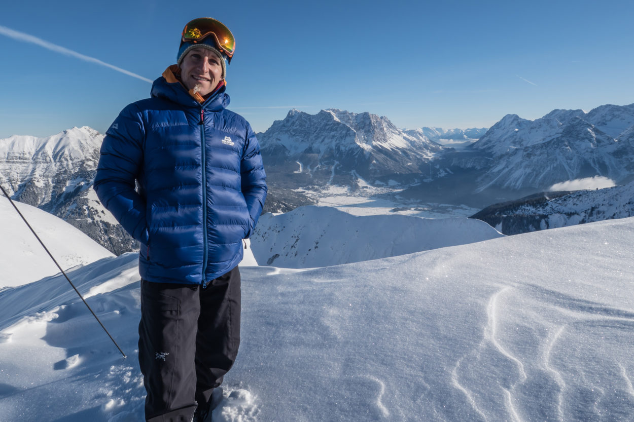 Das Mountain Equipment Skyline Hooded Jacket passt trotz enger Passform über eine Softshelljacke. Zu voluminös sollte die untere Jacke allerdings nicht sein. | Foto: Franz Mösbauer