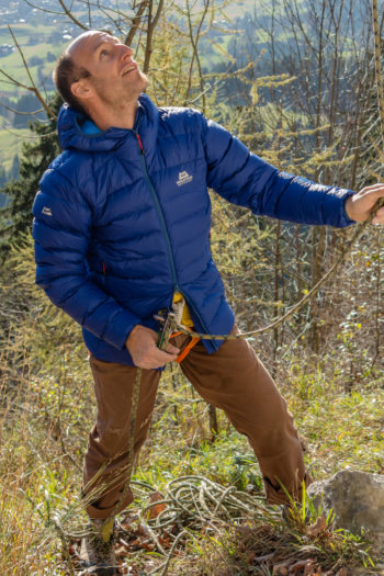 Dank Zweiwege-Reißverschluss lässt es sich mit dem Skyline Hooded Jacket ungestört sichern. | Foto: Franz Mösbauer