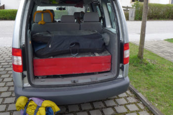 Augen auf bei der Autowahl - wenn das Mondo bequem in den Kofferaum passen soll. Der VW Caddy hat den Test bestanden... | Foto: Stefan Rehm