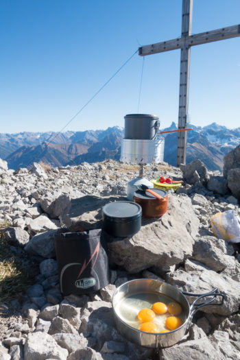Gipfelschmaus: Baked Beans und Spiegeleier. | Foto: Martin L&ouml;hle