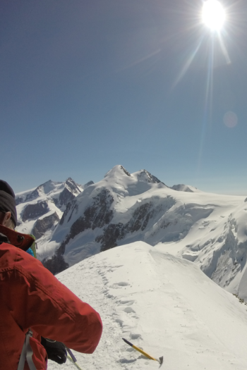Im Hochgebirge - wie hier auf dem 4.092 Meter hohen Gipfel des Pollux in den Walliser Alpen - sind die Augen besonders hoher Strahlung ausgesetzt. | Foto: Chris Stoll