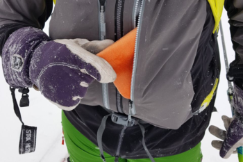 Leichtg&auml;ngige Rei&szlig;verschl&uuml;sse, ger&auml;umige Taschen - die Vaude Shuksan 3L Jacke bietet Platz f&uuml;r alles, was man auf Tour braucht. | Foto: Christian Hofstetter