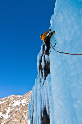Während man sich an den Säulen über röhriges Eis hochzaubert, hat die "Eisspur" meist kompaktes Eis im Programm. | Foto: Franz Mösbauer