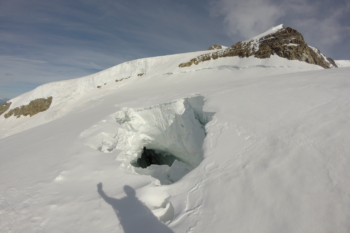 Gefährliche Löcher! Gletscherspalten wie hier im Monte Rosa-Massiv stellen eine der Hauptgefahren auf einer Gletschertour dar. | Foto: Chris Stoll