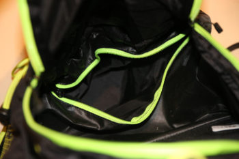 Im Hauptfach kann man durch das &Ouml;ffnen eines Rei&szlig;verschlusses auf das Steigeisenfach zugreifen. | Foto: Lukas Ruetz