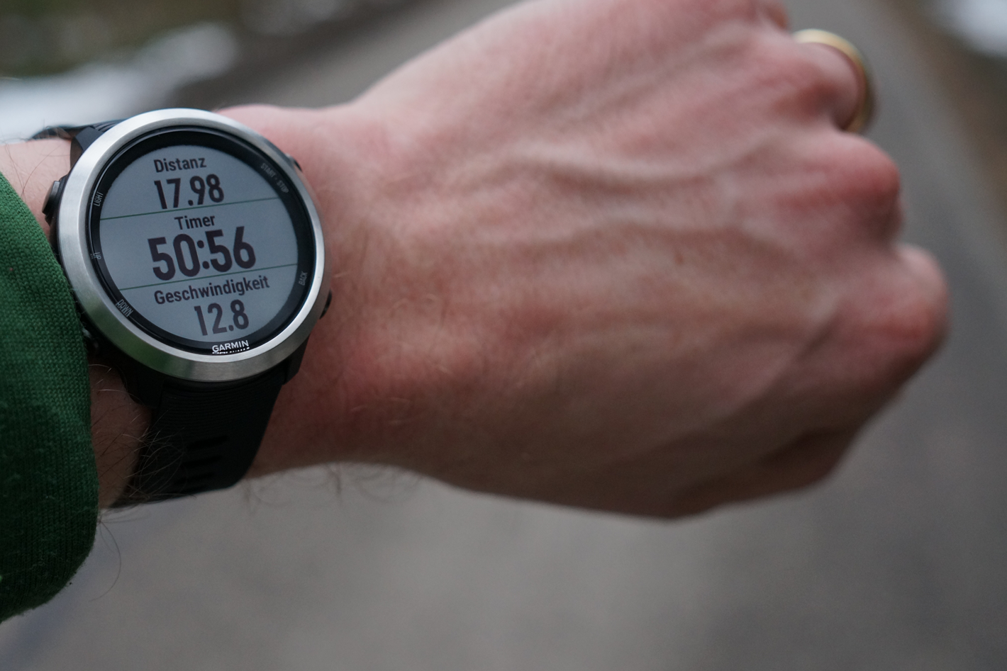 Das Display der Garmin Forerunner 645 Music l&auml;sst sich auch bei diffusen Lichtverh&auml;ltnissen wie hier beim Radfahren hervorragend ablesen. | Foto: Arnold Zimprich