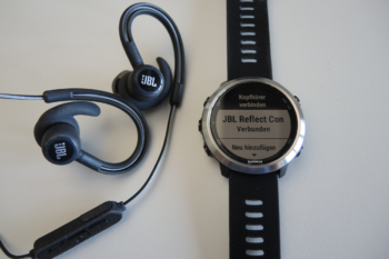 Die Verbindung mit den JBL-Kopfh&ouml;rern wird schnell und unproblematisch per Bluetooth hergestellt. | Foto: Arnold Zimprich
