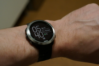 Der erste Blick auf die Garmin Forerunner 645 Music macht schon Lust auf mehr - das Design ist zur&uuml;ckhaltend und doch exklusiv! | Foto: Arnold Zimprich