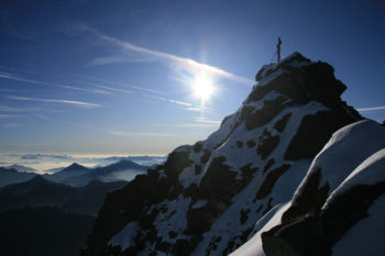 Das 130 Jahre alte Kreuz am Gipfel des Großglockners. | Foto: Erzherzog-Johann-Hütte