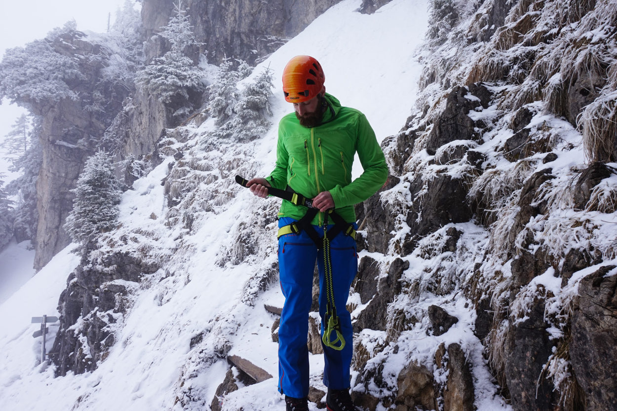 Durch die leichtgängigen Schnallen und das verstellbare Hüftpolster lässt sich der Gurt beim Edelrid Jester Comfort Klettersteigset optimal einstellen. | Foto: Florian Glott