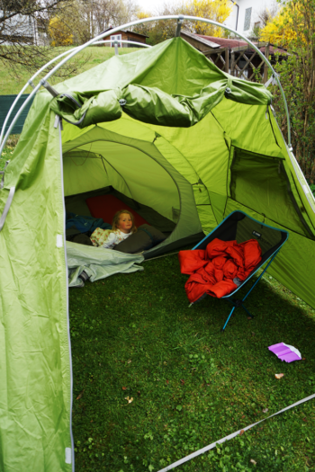 Im Vaude Chapel L 3P finden auch kompakte Campingmöbel problemlos Platz. | Foto: Arnold Zimprich