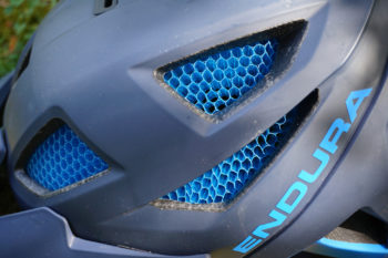 Der Helm besteht aus Koroyd®, welches laut Hersteller mehr Energie bei einem Aufprall absorbieren kann als EPS. | Foto: Florian Glott