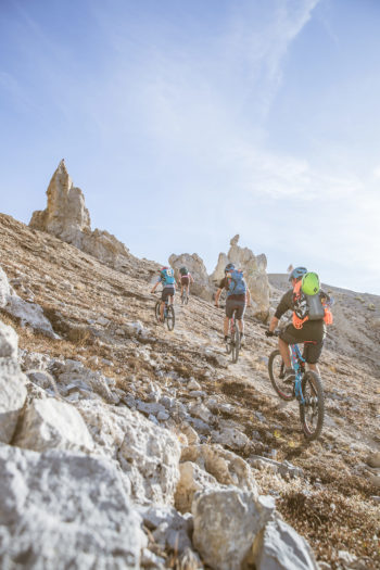 Mountainbiker auf dem Weg zum Gipfel auf einem schmalen Trail