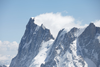 Die Grandes Jorasses von Westen, rechts der Rochefortgrat. Die Wolkenfahne zieht von Nord nach Süd, direkt über die Steilflanke, durch die auch der Normalweg verläuft. | Foto: Pixabay