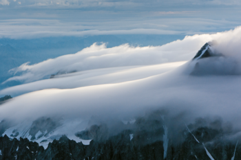 Der Gipfel Aiguille du Chardonnet bedeckt mit einer dicken Wolkenschicht.